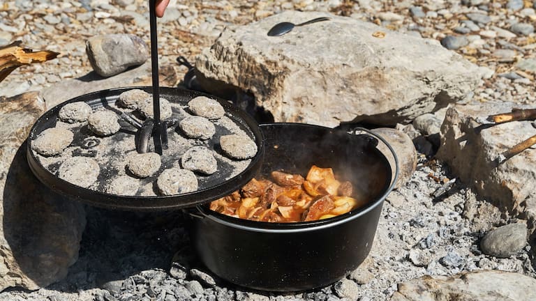 Backofen und Bräter: Der Dutch Oven von Lodge für die Outdoor-Küche