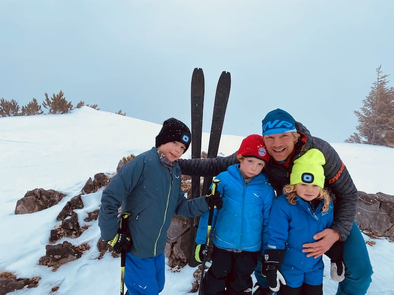 Benedikt Böhm mit seinen Kindern auf Skitour.