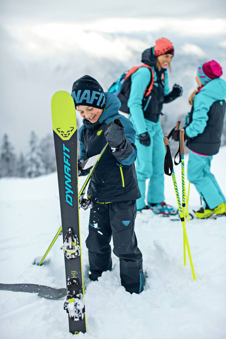 Bei DYNAFIT muss die Kinderskitourenausrüstung dieselben Merkmale erfüllen wie bei den Erwachsenen – leicht und hochwertig.