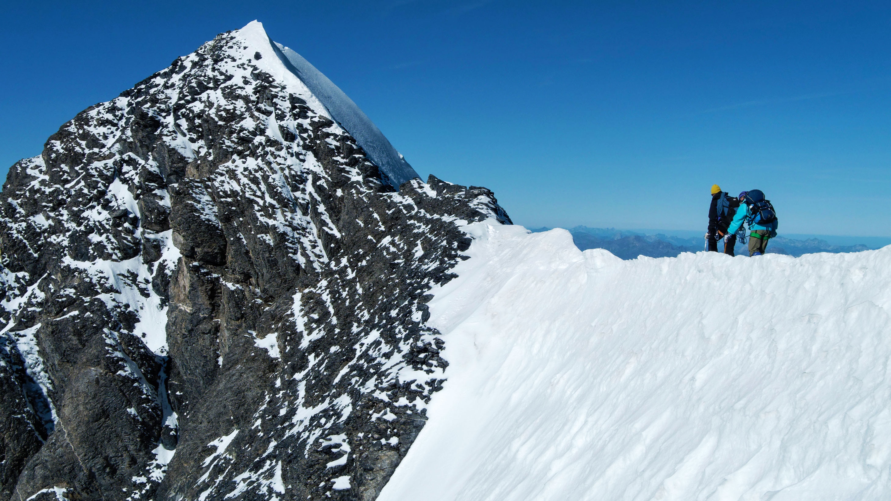 Bergsteiger am Eiger in den Berner Alpen: Ein schneebedeckter Mittellegigrat