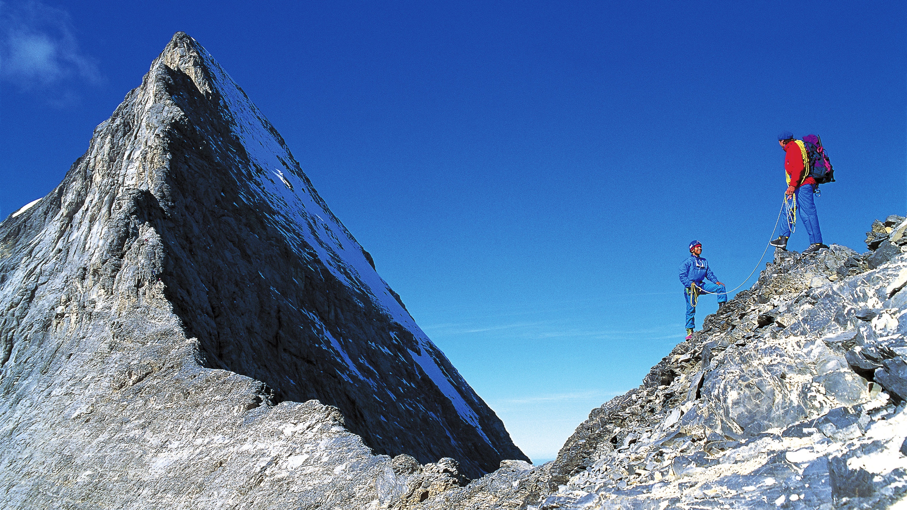 Bergsteiger am Mittellegigrat des Eigers in den Berner Alpen