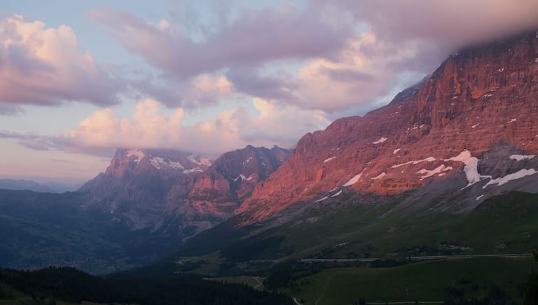 Die Nordwände des Eiger (3.967 m) und Wetterhorn (3.692 m) letzten Abendlicht