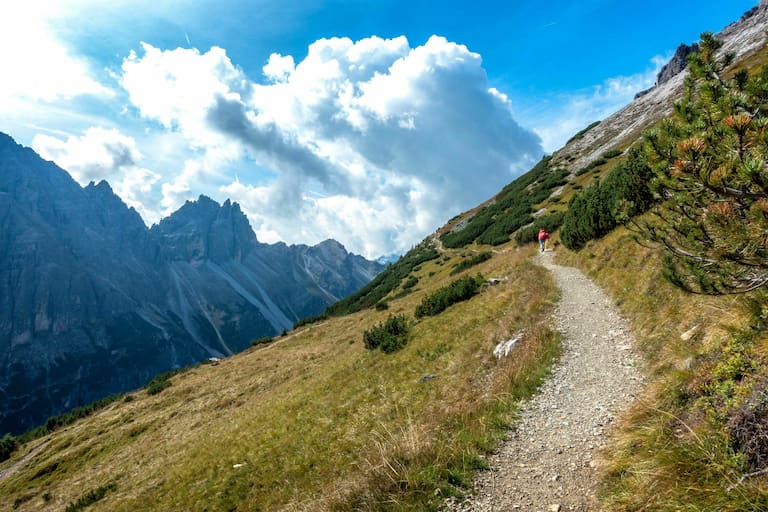 Unterwegs auf dem Panoramaweg unterhalb des Elfers im Stubaital