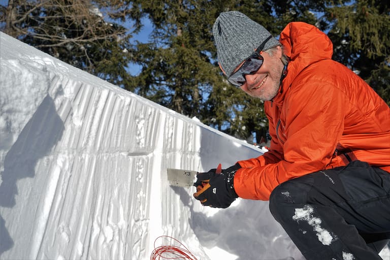 Ein Blick in die Schneedecke kann die Beurteilung der Lawinengefahr erleichtern