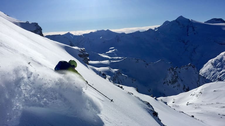 Skitour aufs Fanellhorn: Abfahrt im Gelände der Adula Alpen im Valsertal
