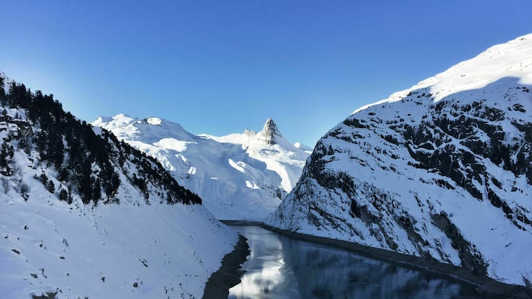 Skitour aufs Fanellhorn: Blick in die winterlichen Adula Alpen im Valsertal