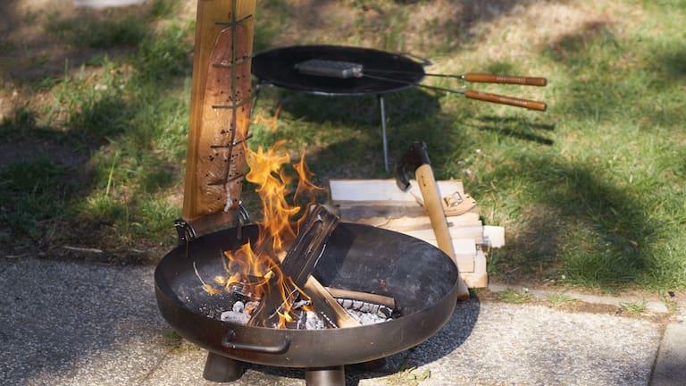 Outdoor-Küche: Flammlachs an der Feuerschale