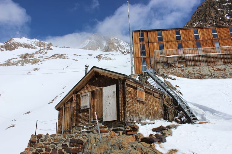 Wallis: Finsteraarhornhütte in den Berner Alpen