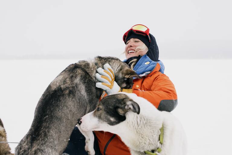 Linda Meixner mit zwei ihrer sechs Hunde beim Fjällräven Polar 2022.