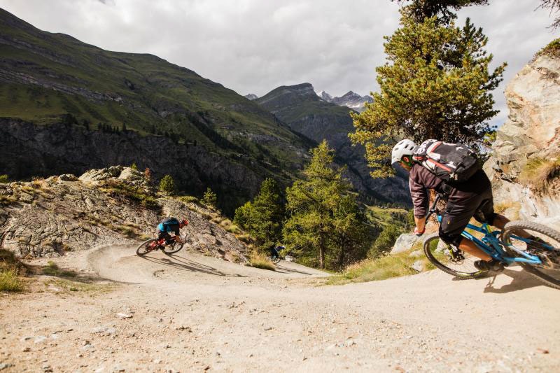Biken am Moos-Trail bei Zermatt in der Schweiz