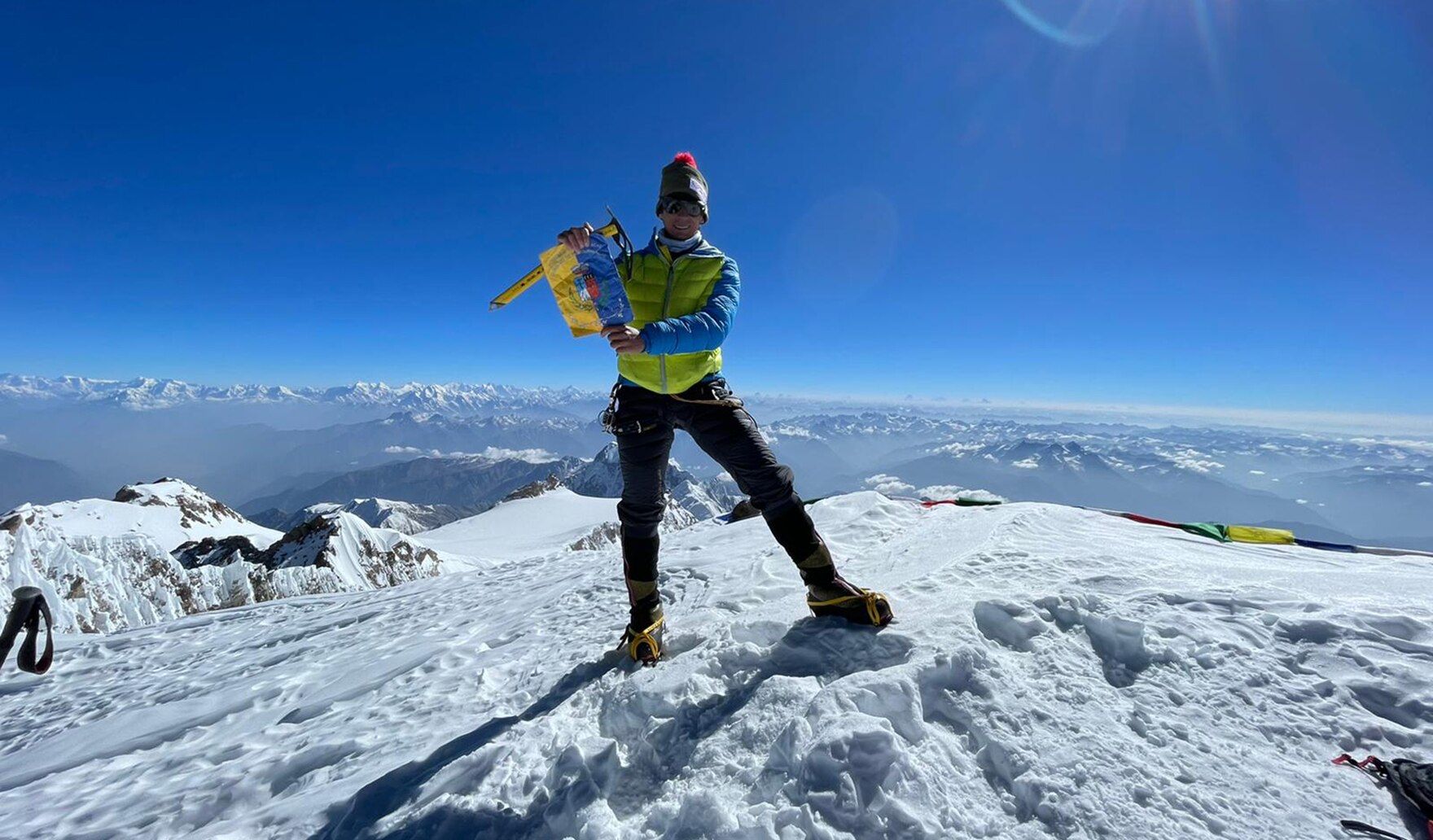 Voller Stolz posiert François Cazzanelli fürs obligatorische Gipfelfoto. Und das zurecht! Schließlich hat er den Gipfel des Diamir gerade in einer neuen Rekordzeit bestiegen.