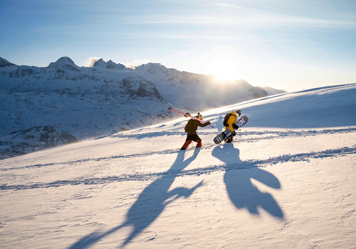 Zwei Freerider stapfen im Schnee