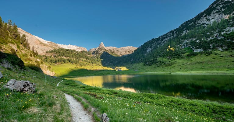 Das Schottmalhorn (2.045 m) spiegelt sich im Funtensee im Steinernen Meer, Nationalpark Berchtesgaden