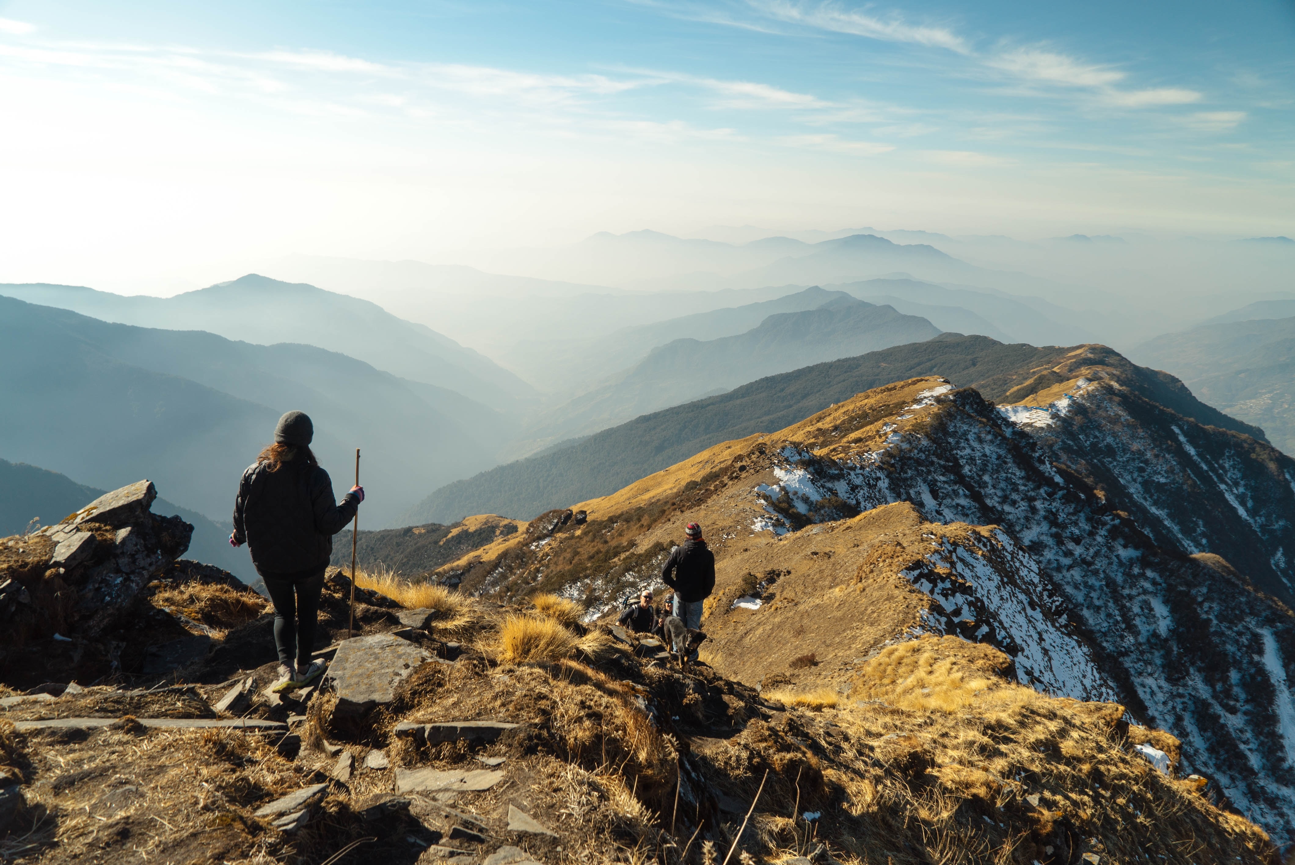 Der Natur entgegen wandern und Erlebnisse miteinander teilen, Walliser Alpen, Schweiz