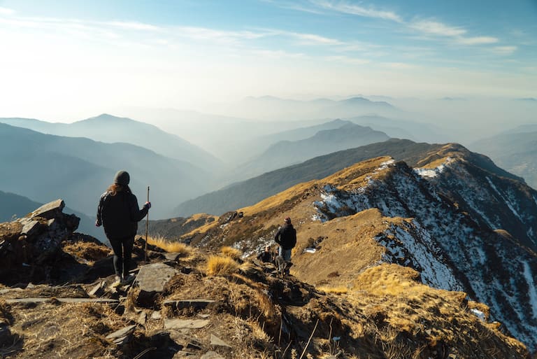 Der Natur entgegen wandern und Erlebnisse miteinander teilen, Walliser Alpen, Schweiz
