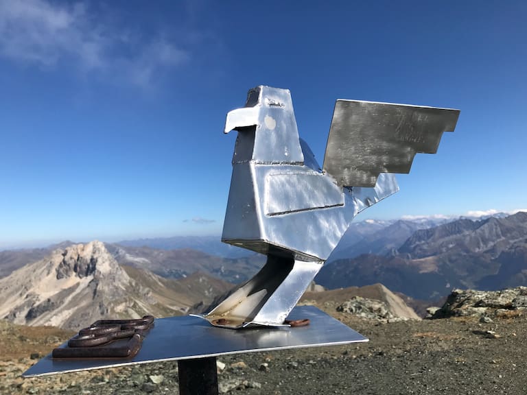 Am 2.857 m hohen Geier steht anstelle eines Gipfelkreuzes ein metallener Geier. 