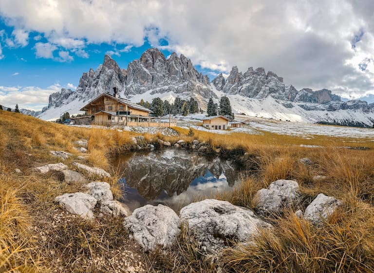 Traumhafte Kulisse der Geisleralm vor den Südtiroler Dolomiten im Herbst 
