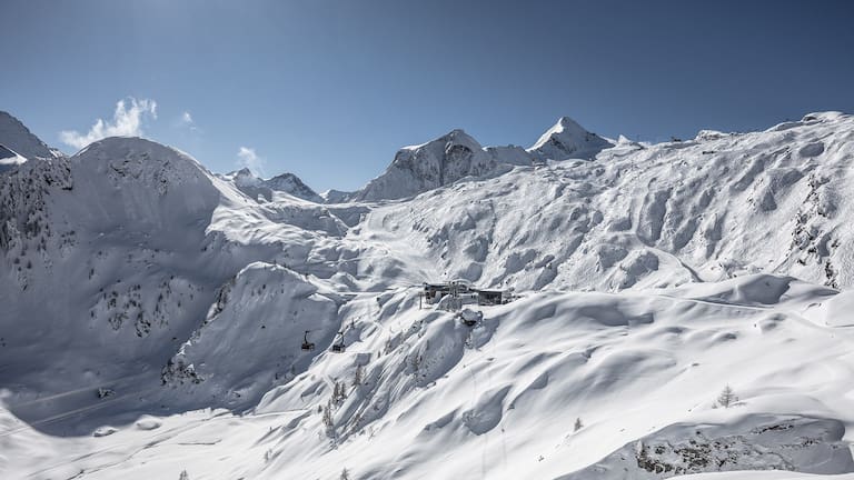 Das Gletscherskigebiet Kitzsteinhorn bietet abenteuerlustigen Sportlern und genussfreudigen Urlaubern gleichermaßen ein ideales Programm im Schnee.