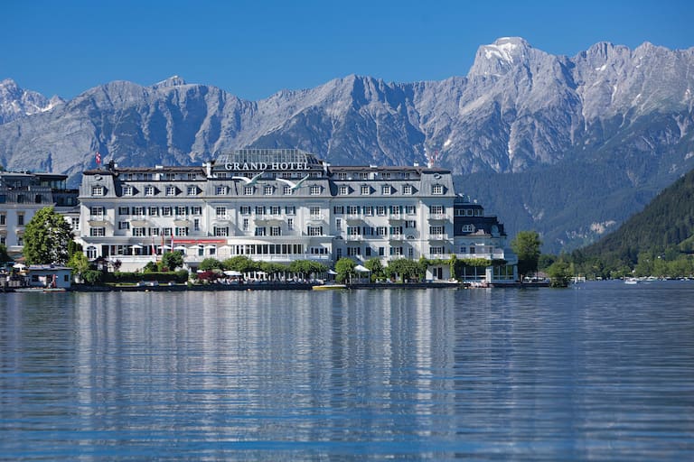 Das Grand Hotel Zell am See ist nicht nur architektonisch einzigartig, es punktet auch mit seiner unübertroffenen Lage direkt am See.