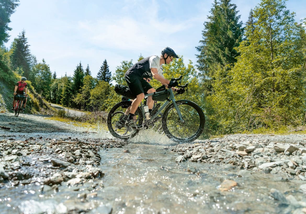 Mit dem Gravelbike durch den Gebirgsbach.