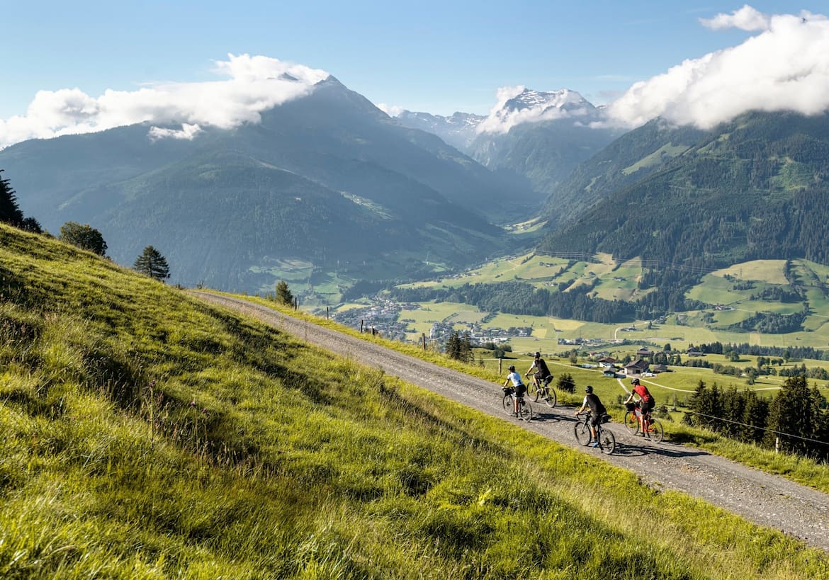 Die Radfahrer in den Kitzbühler Alpen.