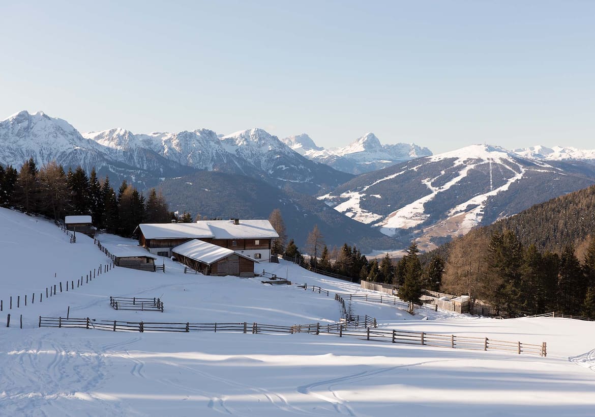 Blick auf die schneebedeckten Dolomiten.