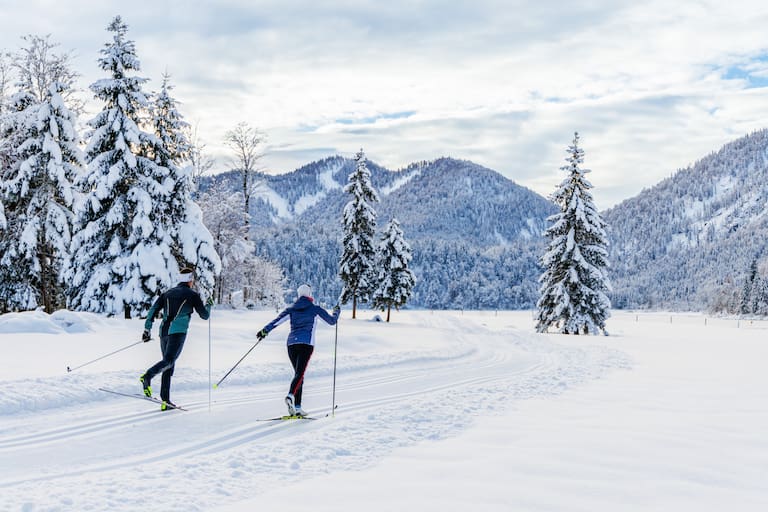Langlaufen, wie hier in Ruhpolding im Chiemgau, ist eine der gesündesten Winteraktivitäten.