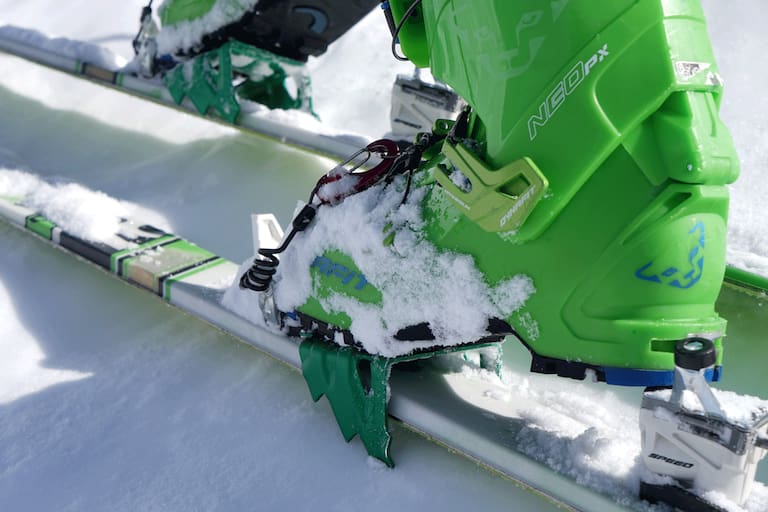 Sicherer Gripp auf hartem Schnee mit den Harscheisen von Dynafit.