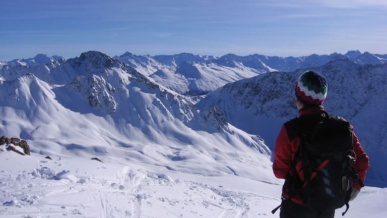 Haupter Tälli: Skitourengeherin in den Bündner Plessur-Alpen rund um Arosa