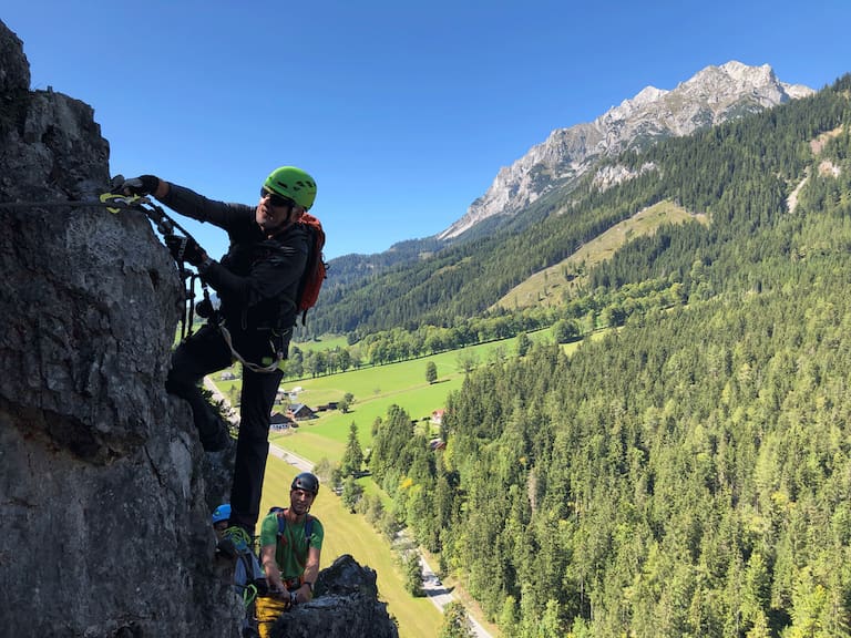 Schöne Aussichten am Sattelberg: im Ausstieg des Klettersteigs „Heidi“