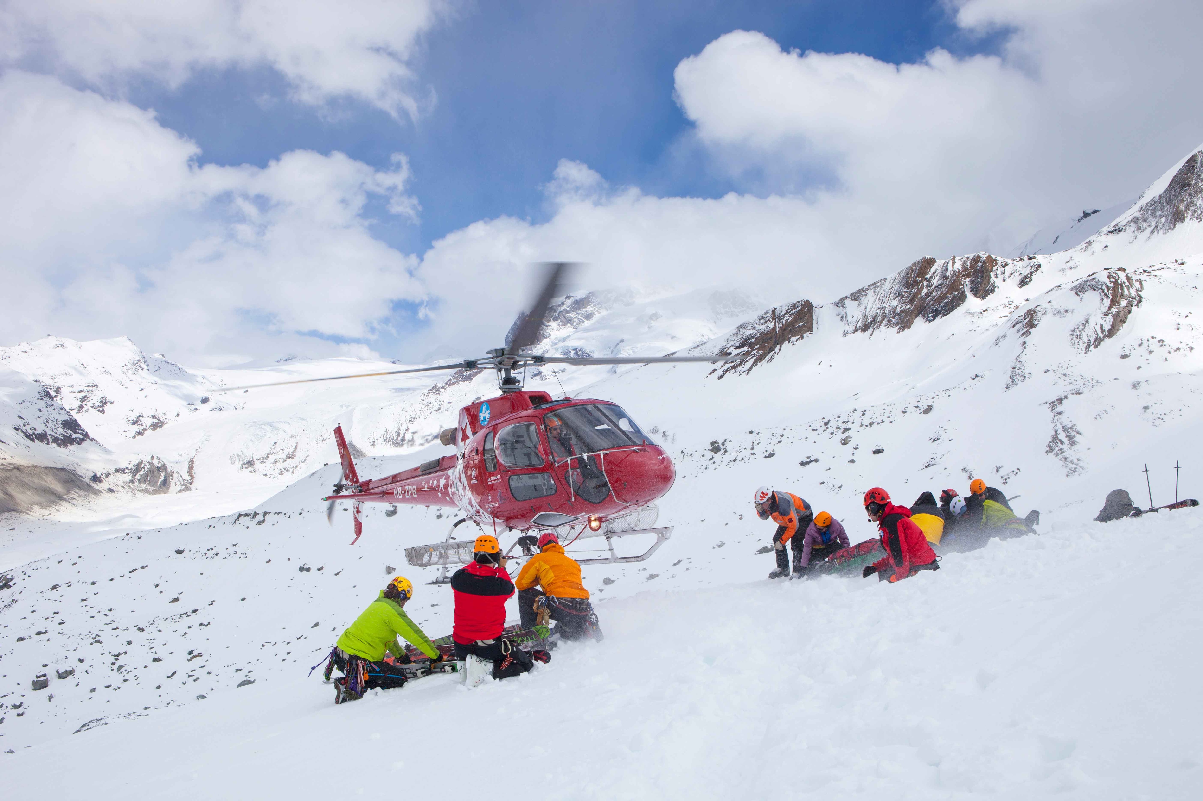 Alpiner Notfall: Eintreffen der Einsatzkräfte im Helikopter in den Schweizer Alpen