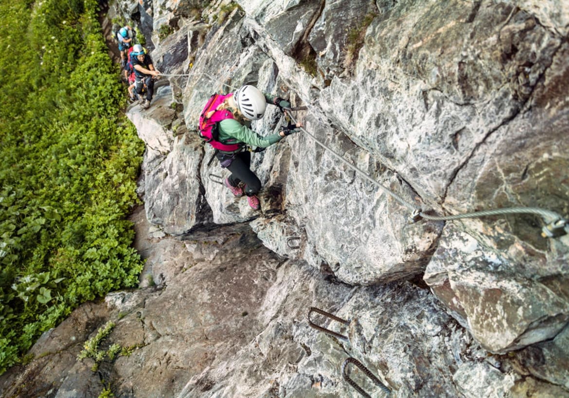 Die Bergsteiger klettern über eine heikle Passage. 