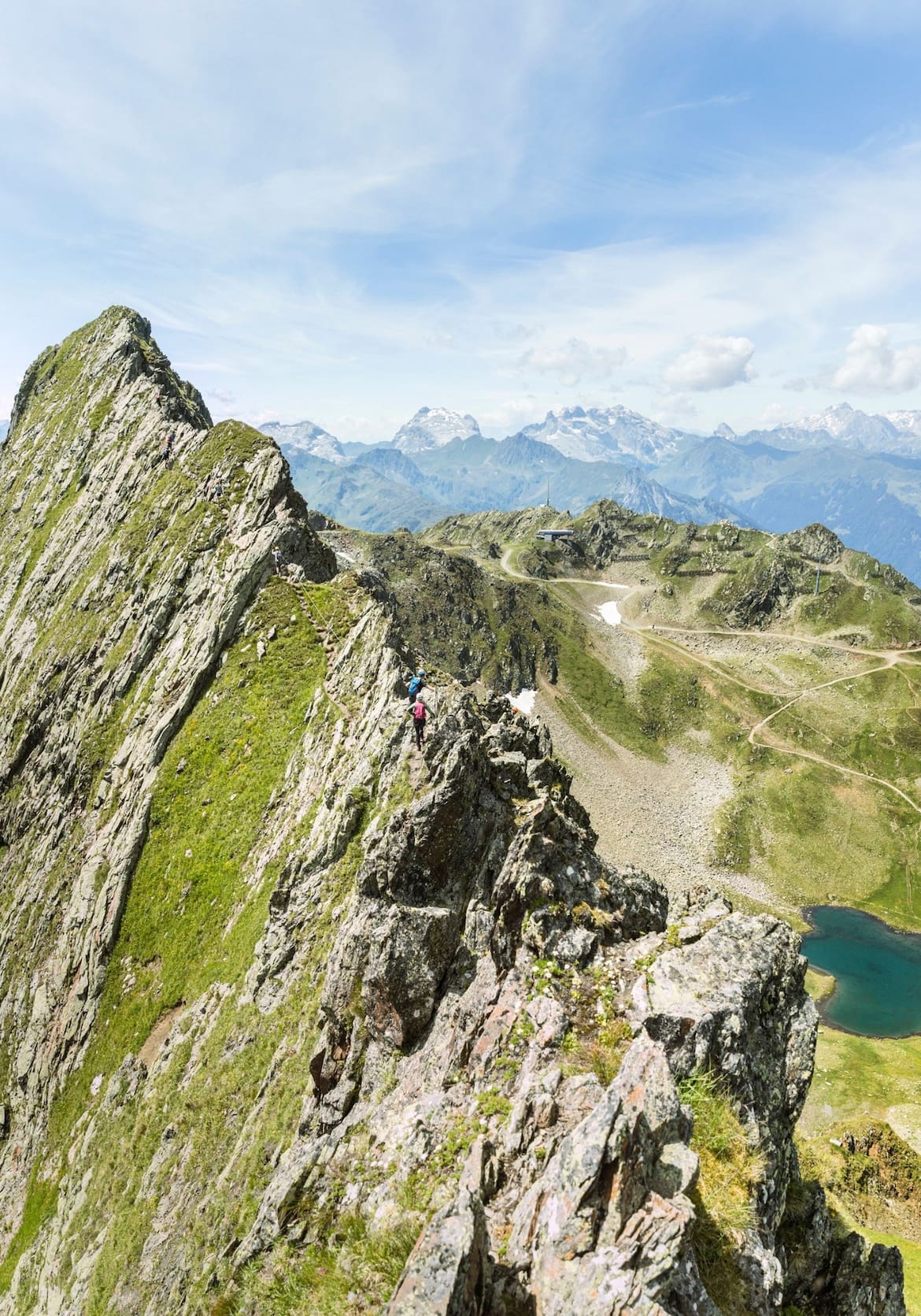 Bergsteiger genießen den Ausblick am Grat.