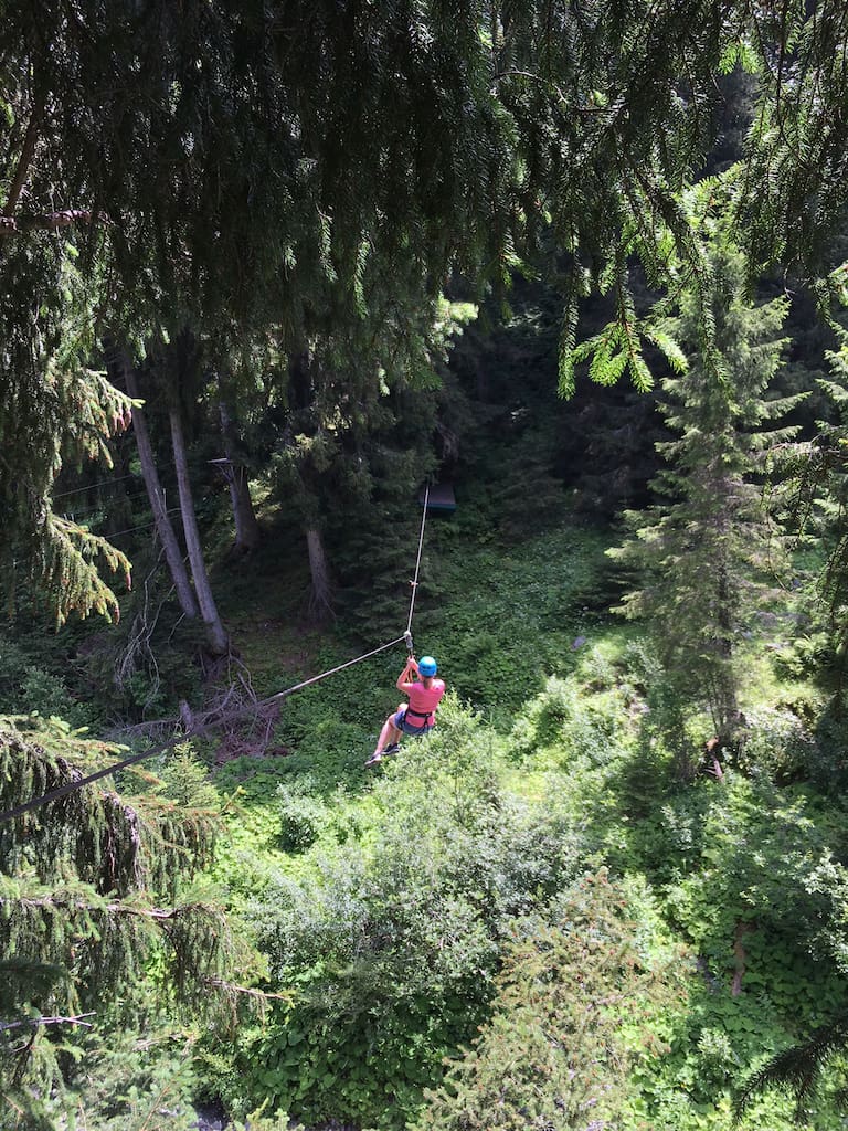 Im Hochseilpark Saalbach kann man in luftiger Höhe übers Tal schweben