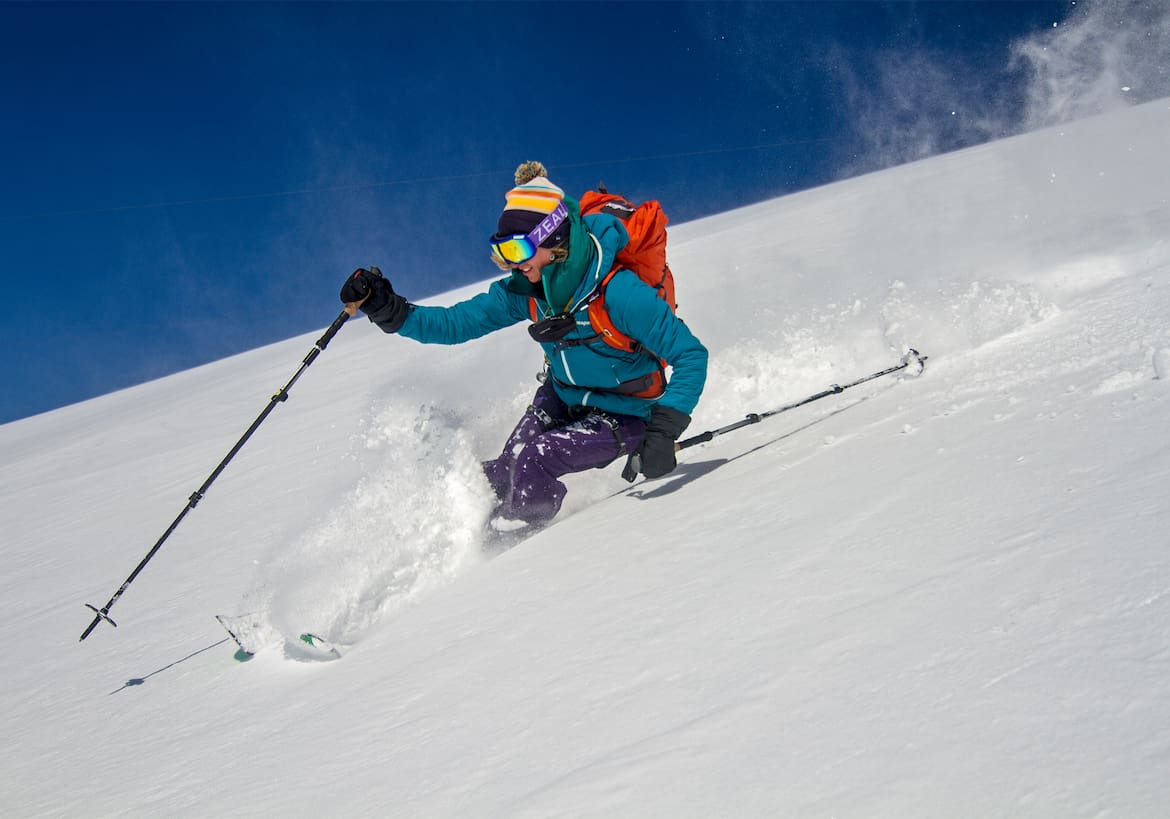Eine Skifahrerin zieht ihre Spuren.