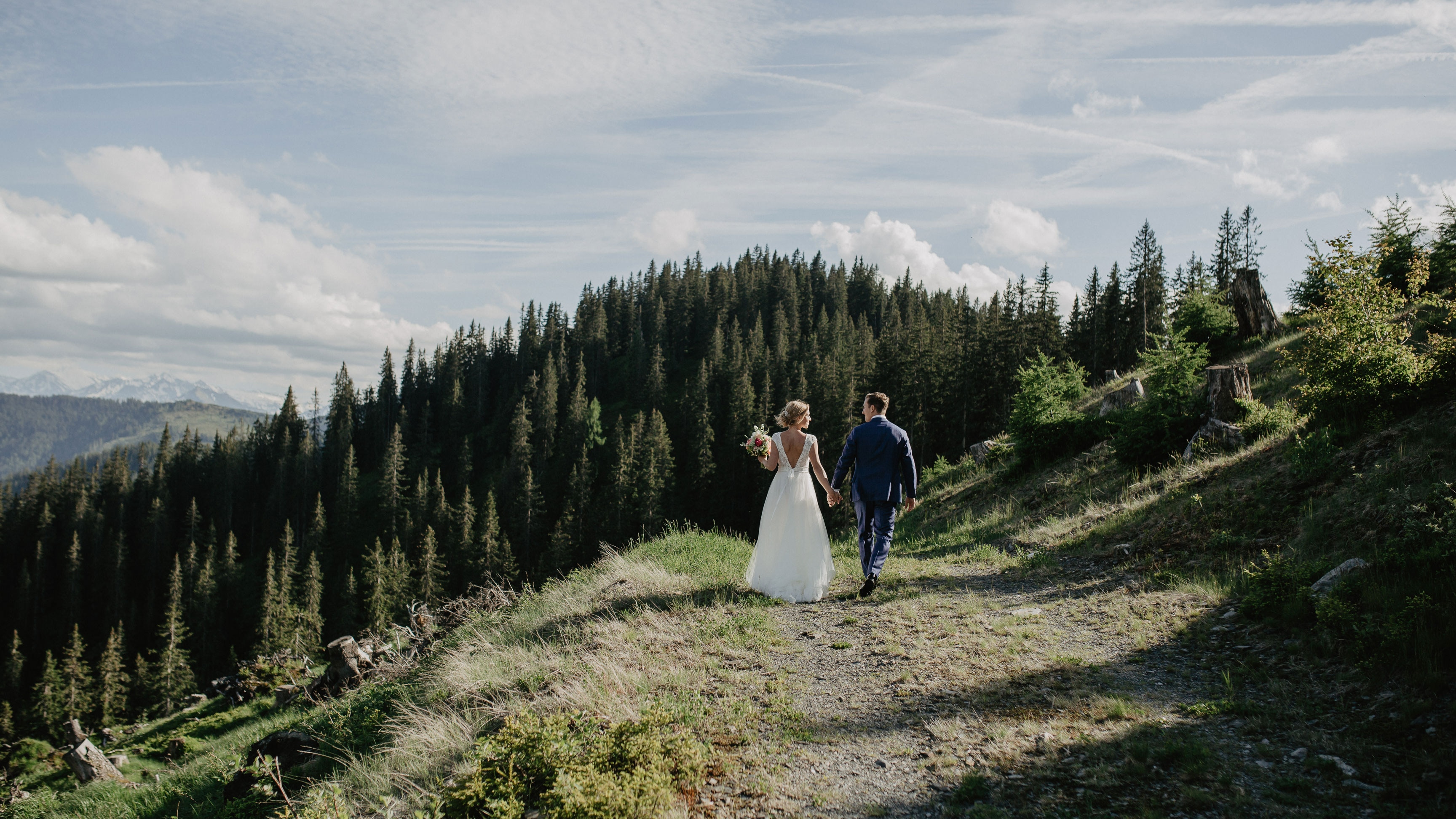 Liebe im Gebirge: Brautpaar am Berg