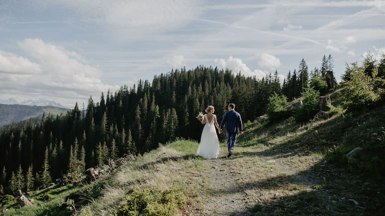 Liebe im Gebirge: Brautpaar am Berg