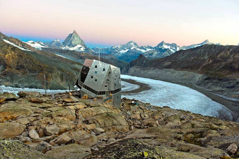 Eine von 8 Hütten, die man unbedingt einmal gesehen haben sollte: Die Monte Rosa Hütte in Zermatt mit dem Matterhorn im Hintergrund