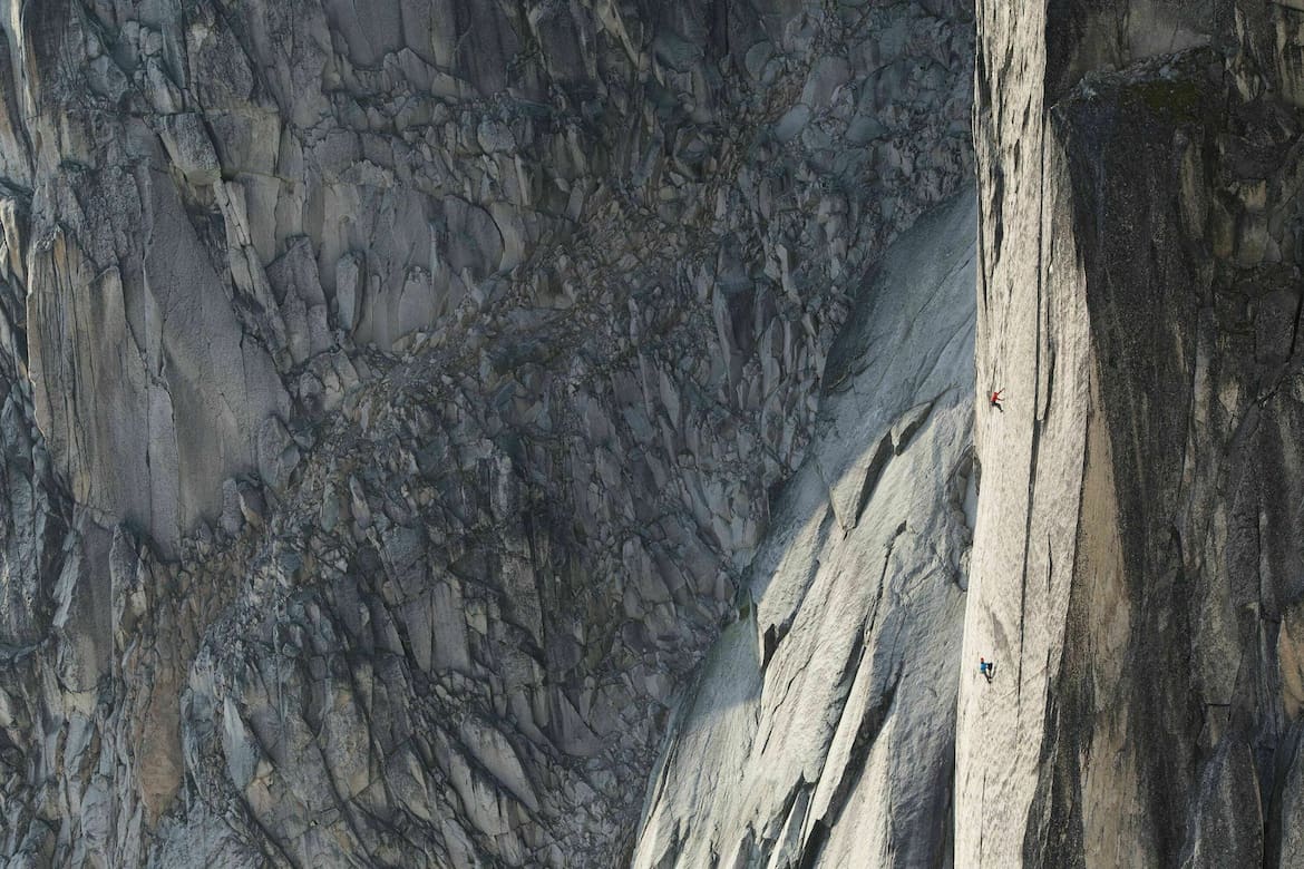 Jon Walsh und Michelle Kadatz auf der Felswand im Bugaboo Provincial Park in Kanada