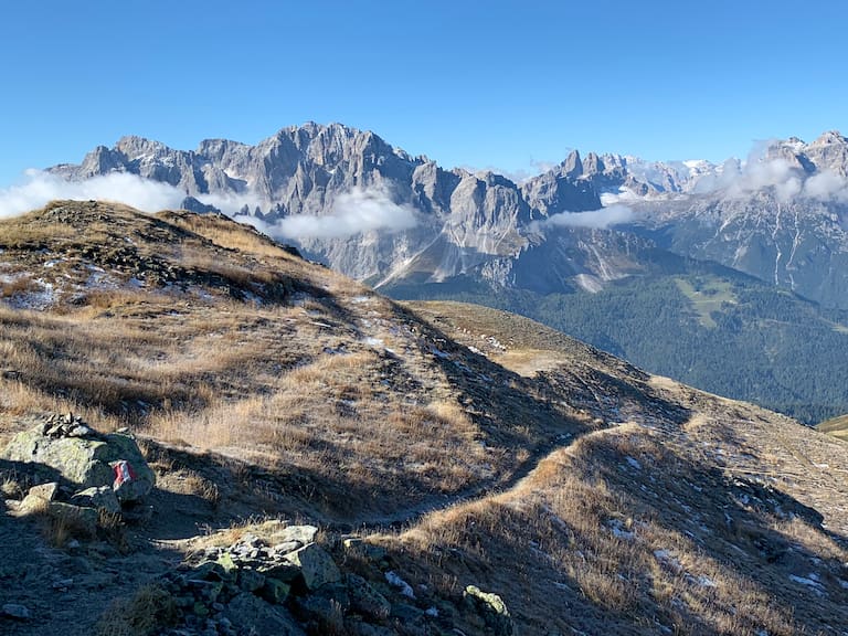 Der Karnische Höhenweg mit Blick auf die Dolomiten