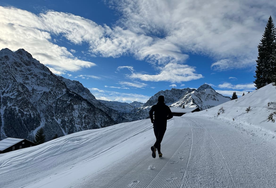 Daniel Jochum beim winterlichen Trailrun am Heuberg im Kleinwalsertal 