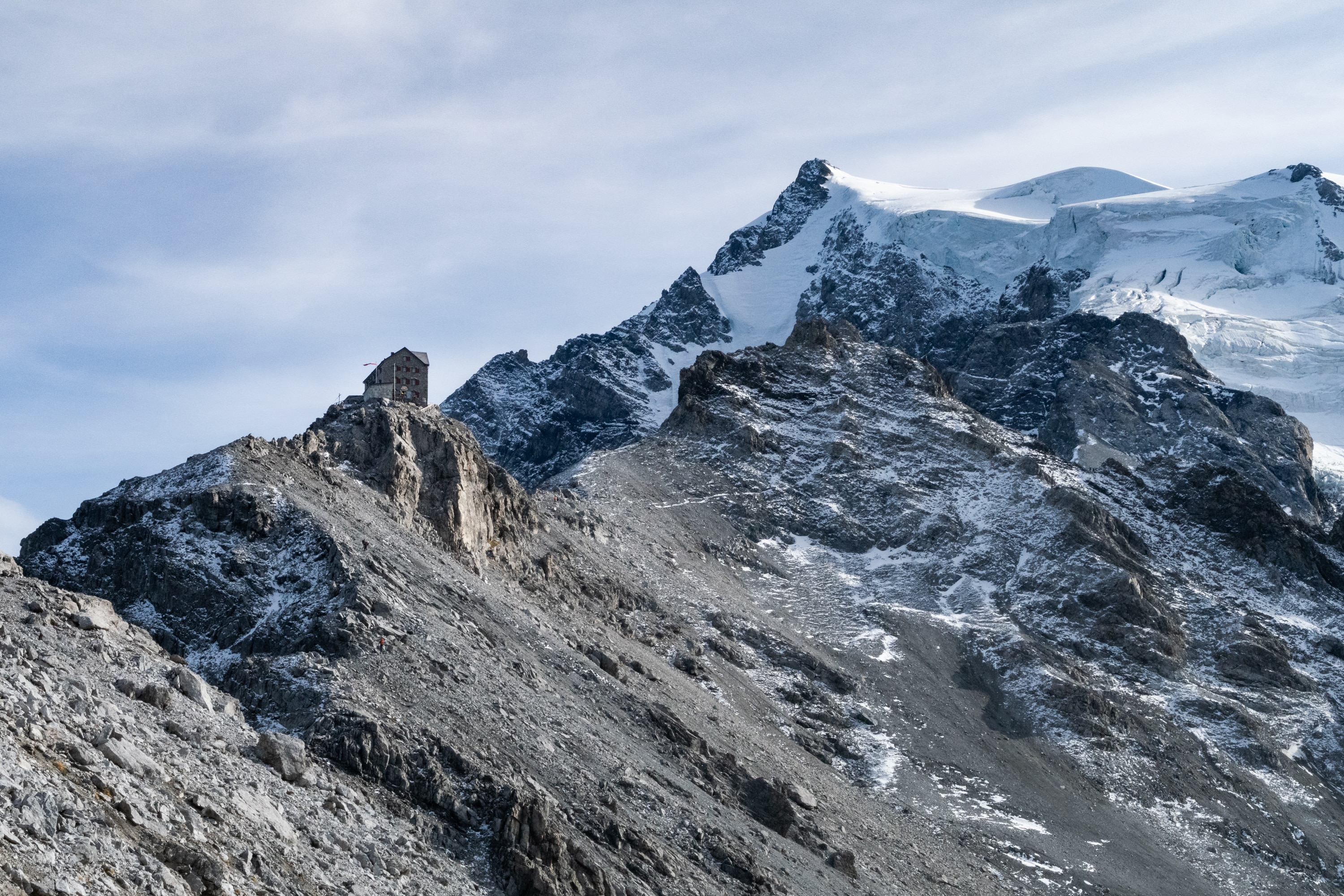 Die Julius Payer Hütte am Felsgrat des Ortlers auf 3.029 Metern