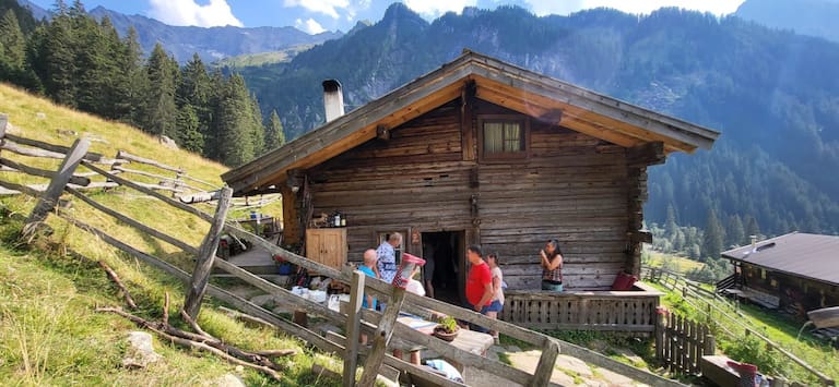 Eine Almhütte im Tiroler Valsertal