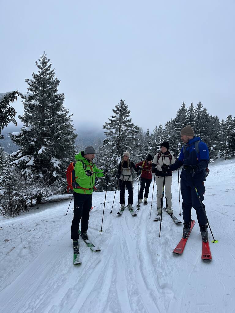 Heinz Pfeffer erklärt die Vorteile von Stöcken beim Skitourengehen 
