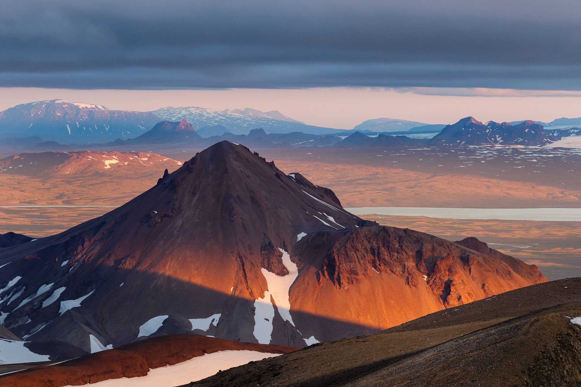 Island: Sonnenuntergang mit Bergpanorama