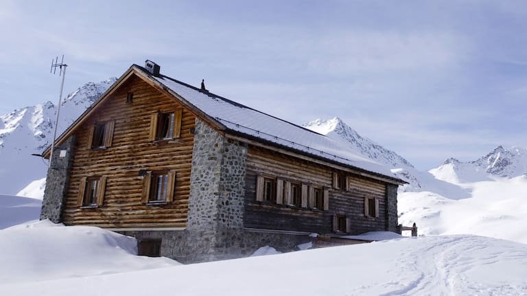Die Jenatschhütte (2.652 m) in den Albula-Alpen in Graubünden