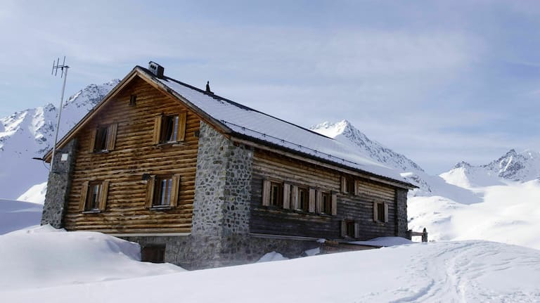 Die Jenatschhütte (2.652 m) in den Albula-Alpen in Graubünden