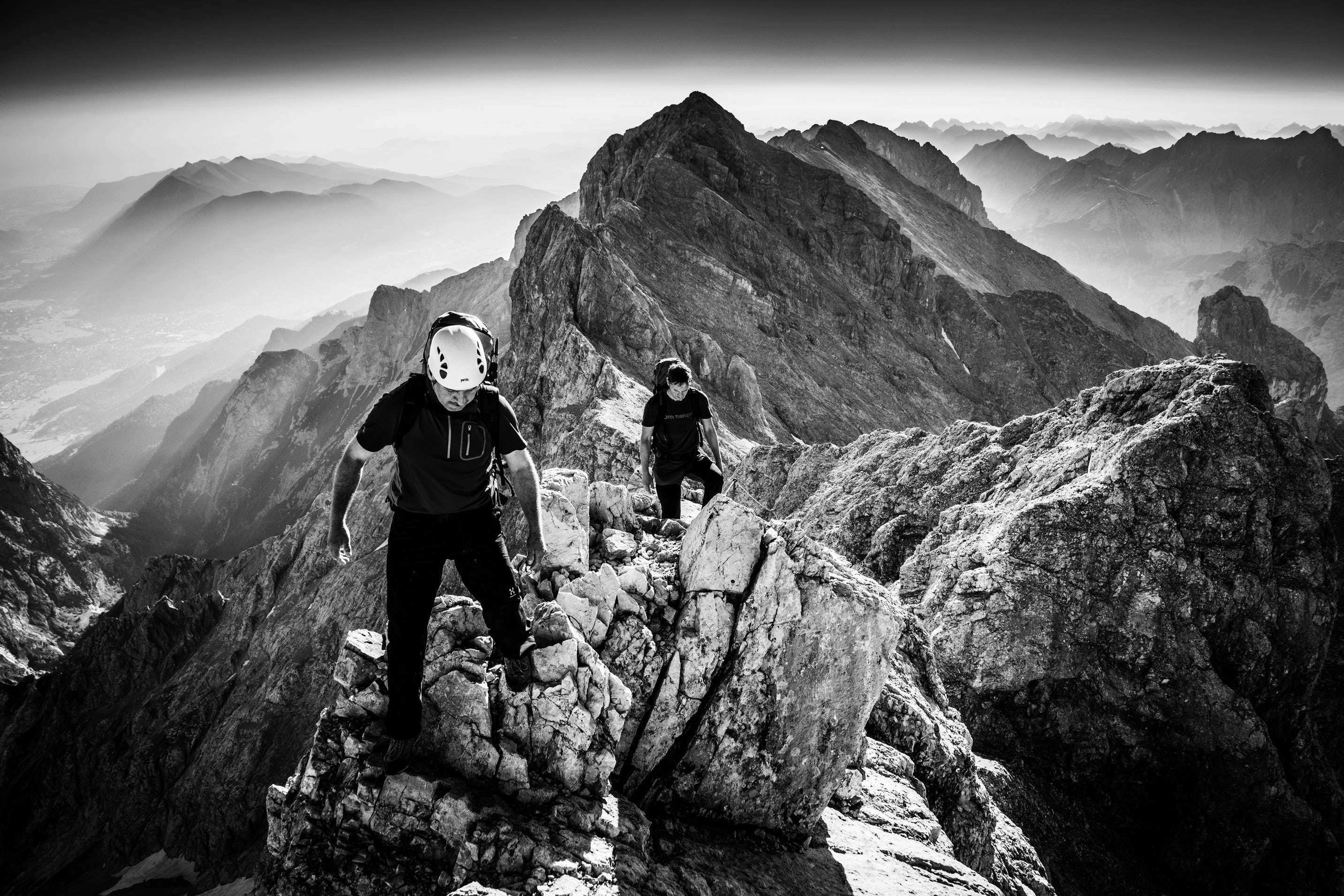 Bergsteiger am Jubiläumsgrat der Höllentalspitzen in Bayern