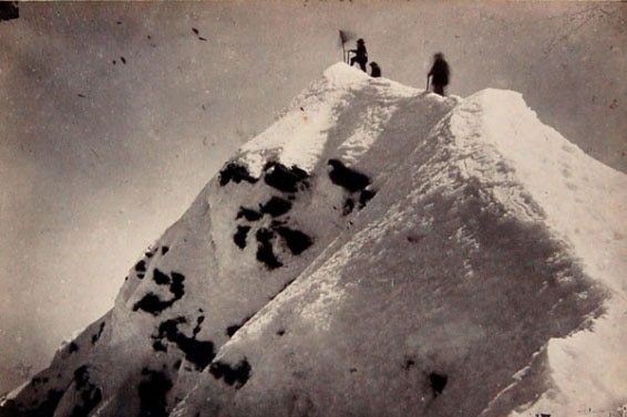 Historische Aufnahme: Bergsteiger am Gipfel der Jungfrau im Jahr 1878