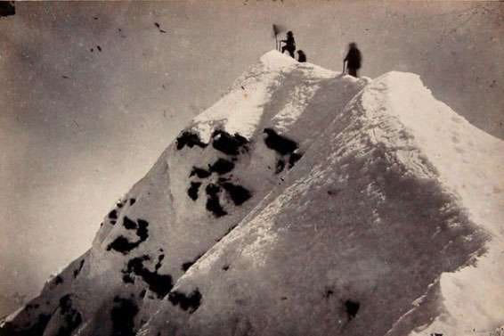 Historische Aufnahme: Bergsteiger am Gipfel der Jungfrau (4.158 m) im Jahr 1878